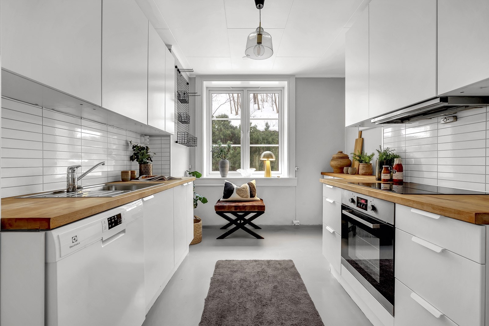 Pent, separat kjøkken med plass til spisebord. Galleribilde