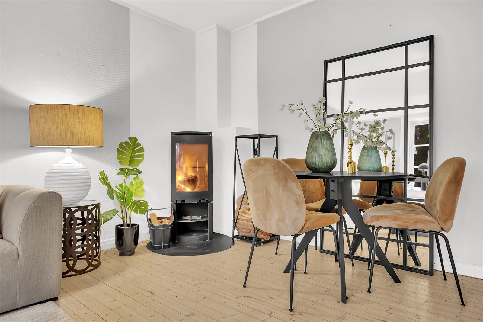 Rommet har en planløsning som gjør det enkelt å innrede. Her er det flere naturlige alternativer for møblering. Galleribilde