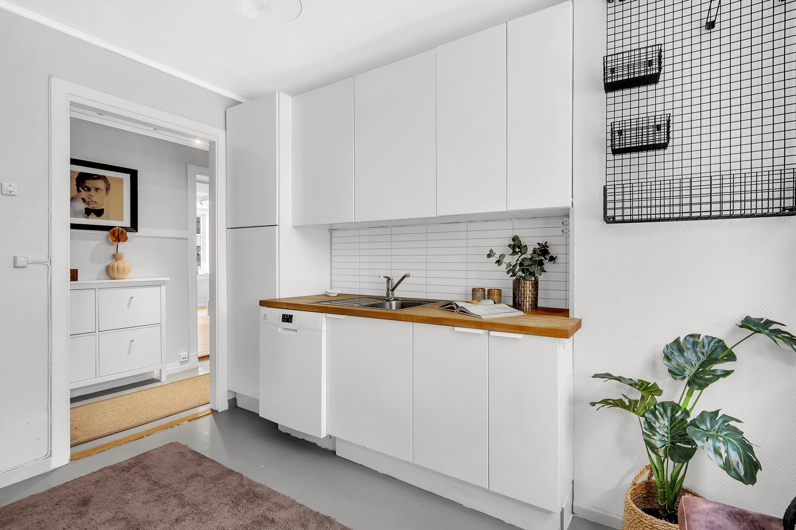 Det er godt med lagringsplass i både skap og skuffer, samt god plass til matlaging. Galleribilde