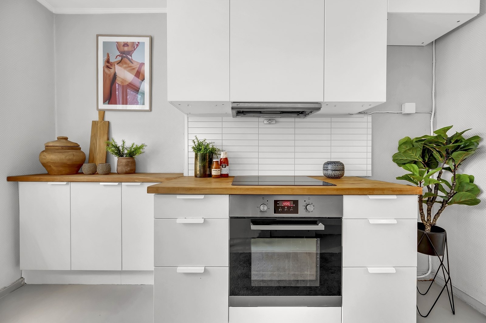 Kjøkkenet har en godt utnyttet løsning som sikrer optimal utnyttelse av plassen. Galleribilde