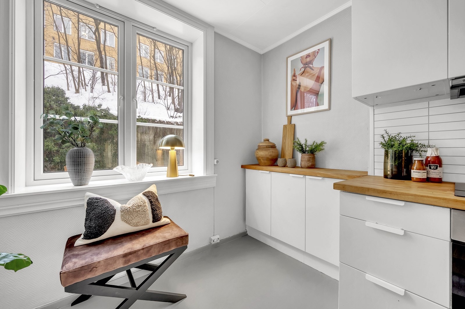 Ved vinduet er det plass til spisebord. Galleribilde