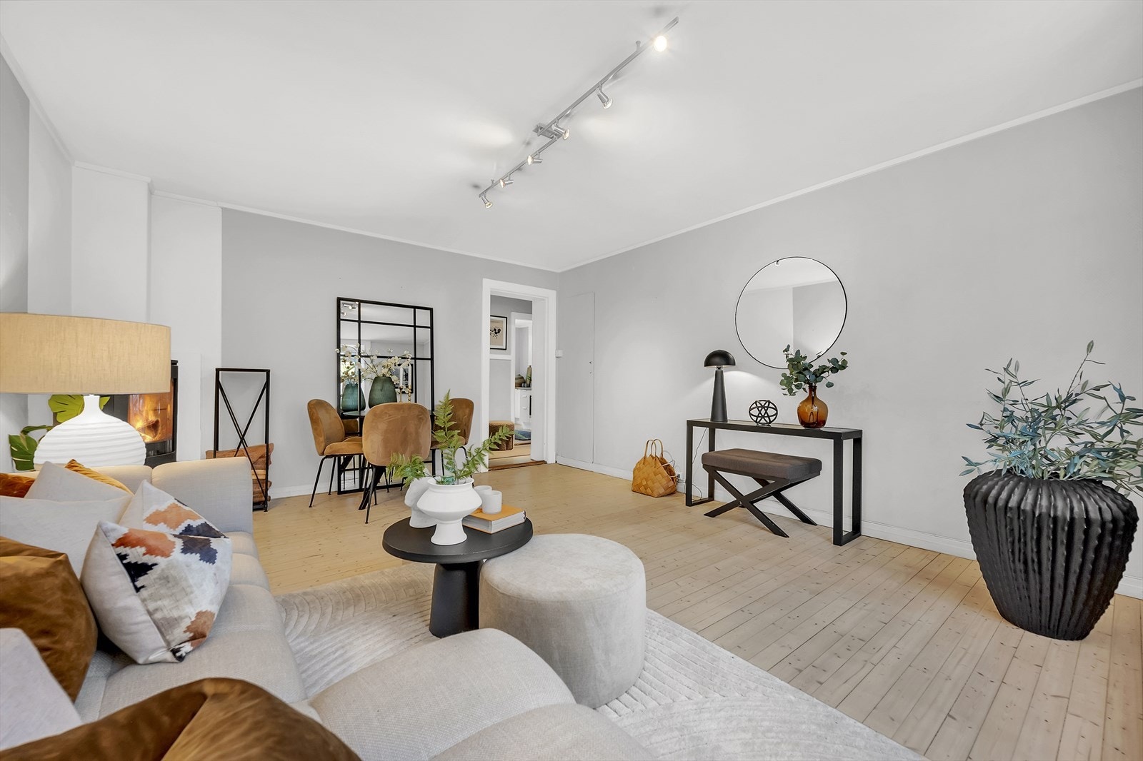 Stuen er av god størrelse, så det kan fint innredes med spisegruppe. Galleribilde