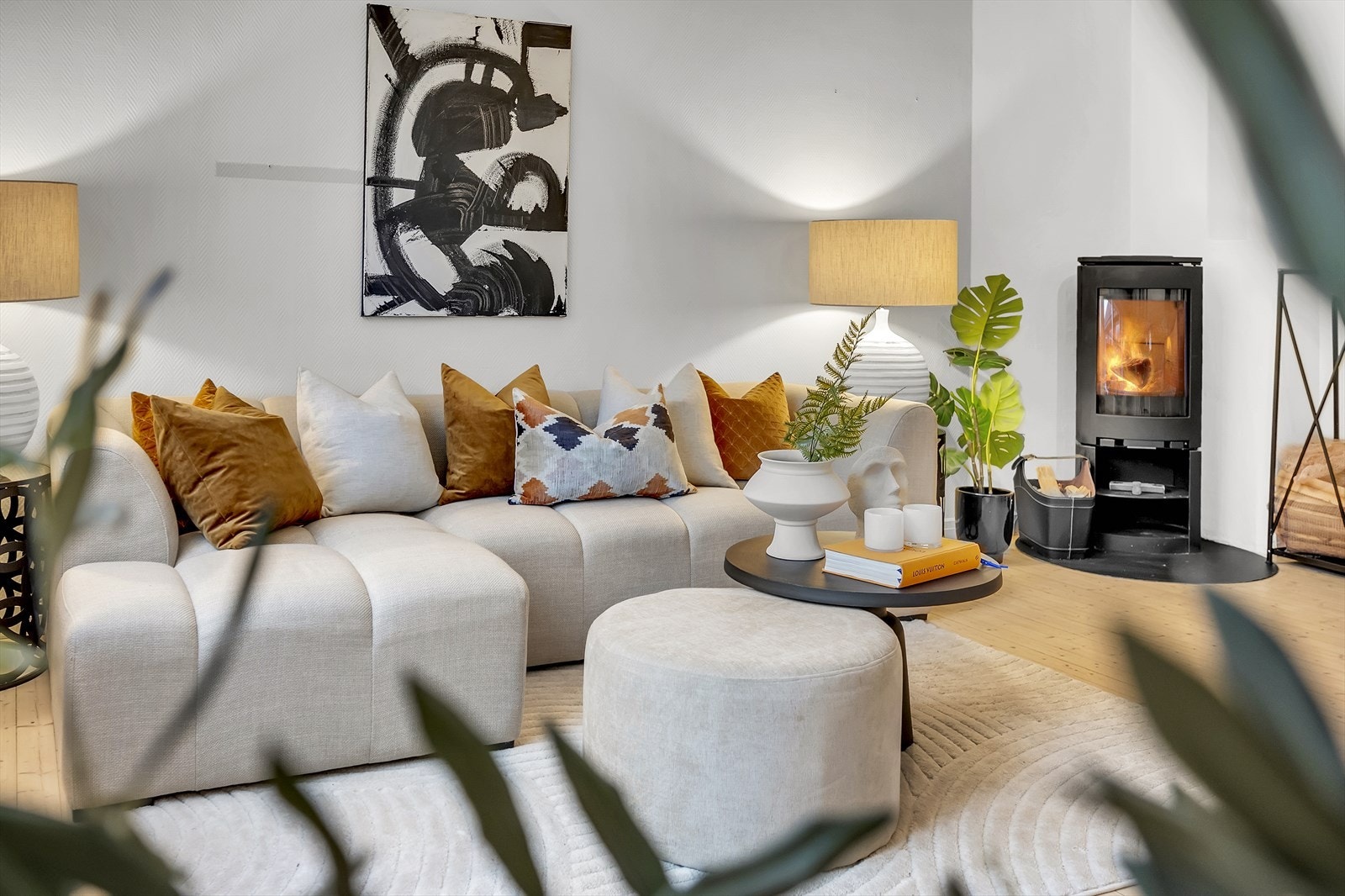 I stuen er det god plass til sofagruppe med tilhørende møblement som tv-benk og sofabord. Galleribilde