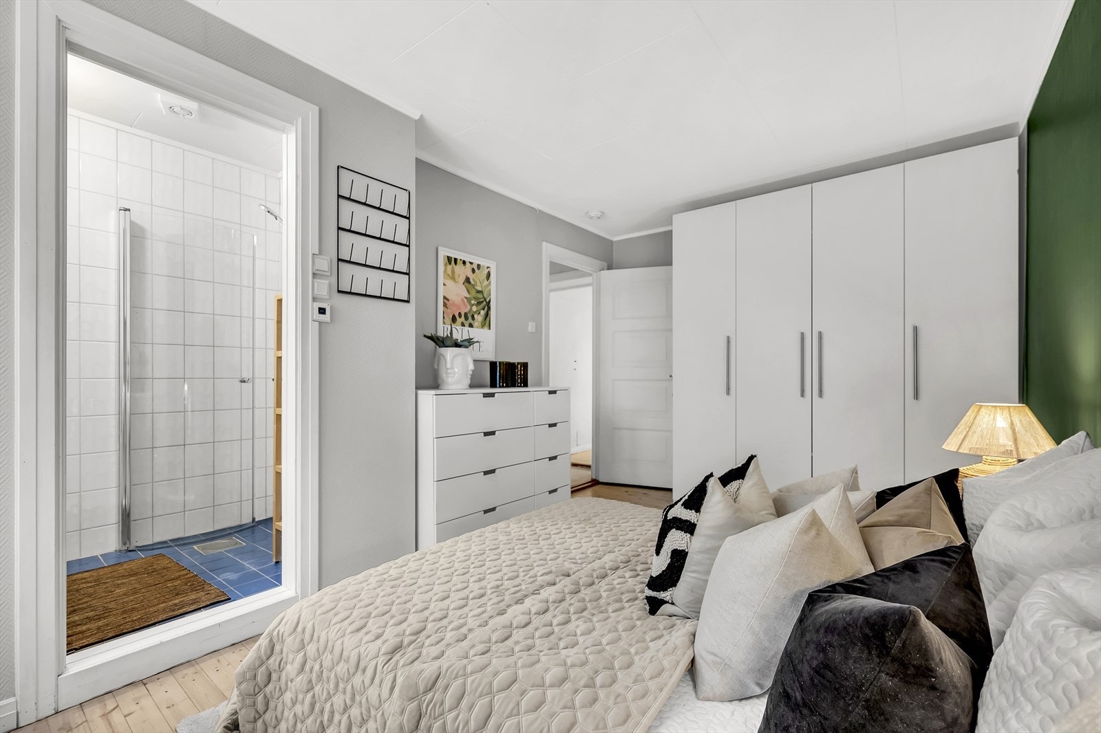 Det er adkomst til badet fra soverommet. Galleribilde