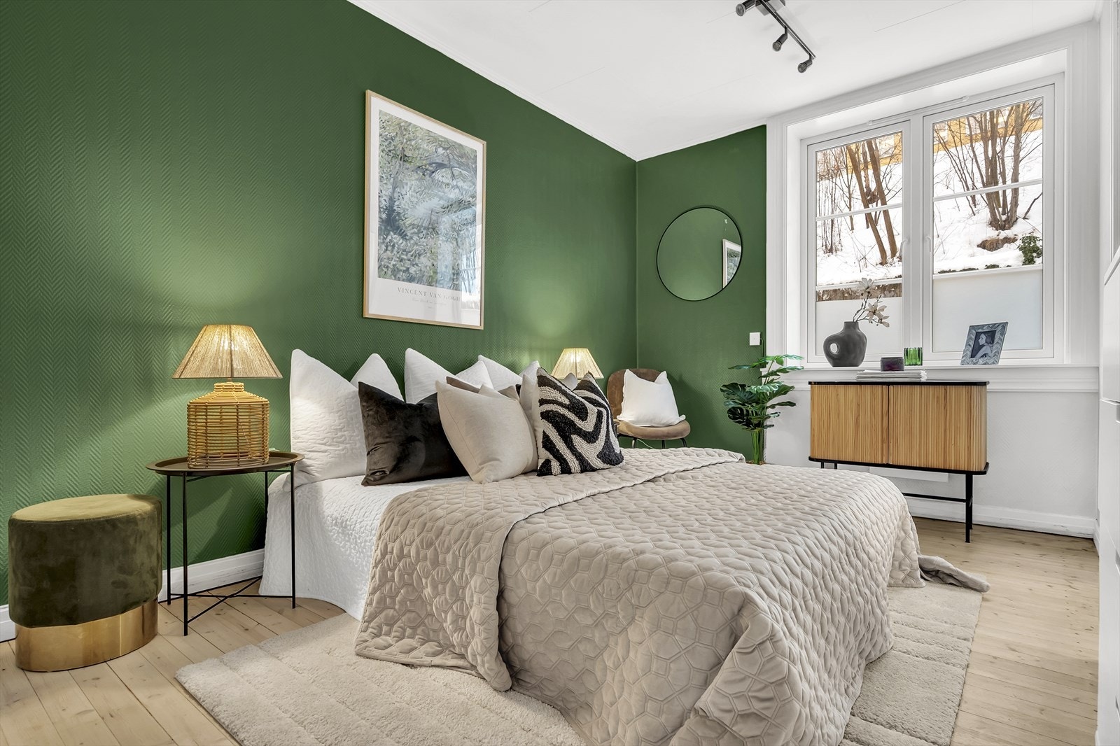 Stort, innbydende soverom vendt mot rolig bakgård. Galleribilde