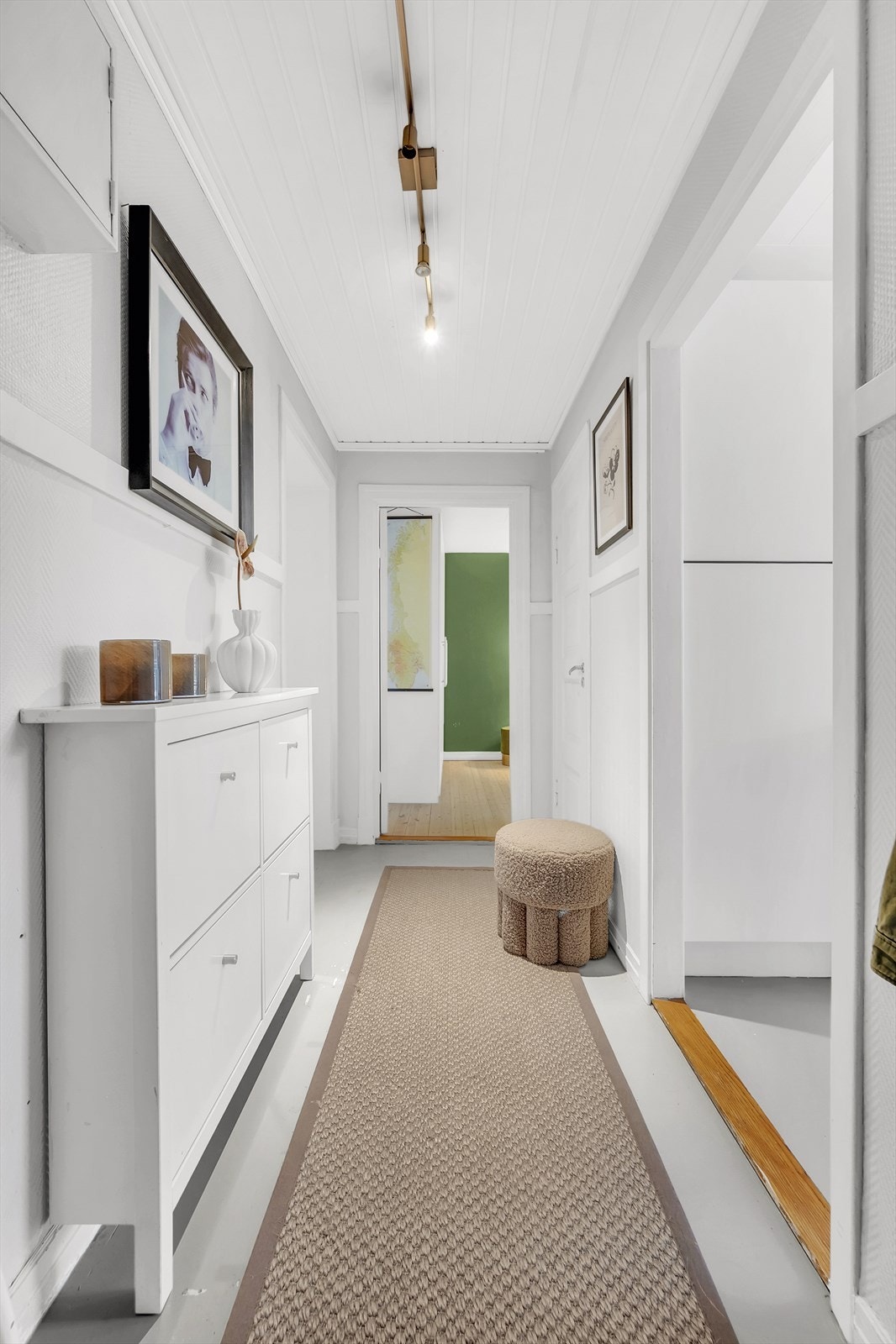 I gangen er det plass til knagger og skohylle for oppbevaring av yttertøy. Galleribilde