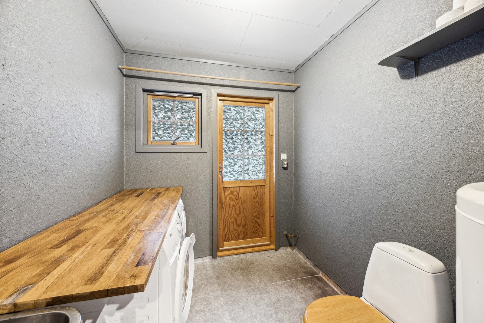 Det er eget toalett på vaskerommet og utgang ut Galleribilde