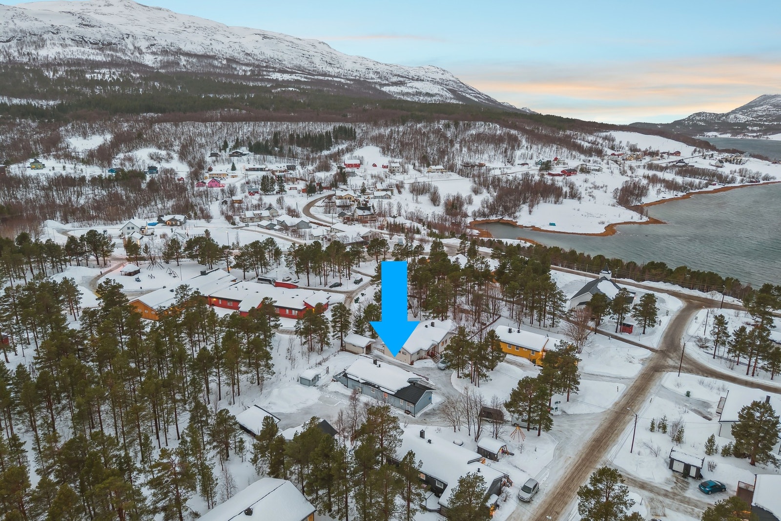 Stormoveien 7 - barnevennlig beliggenhet med skole og barnehage like ved, og kort vei til butikker og offentlige tjenester Galleribilde