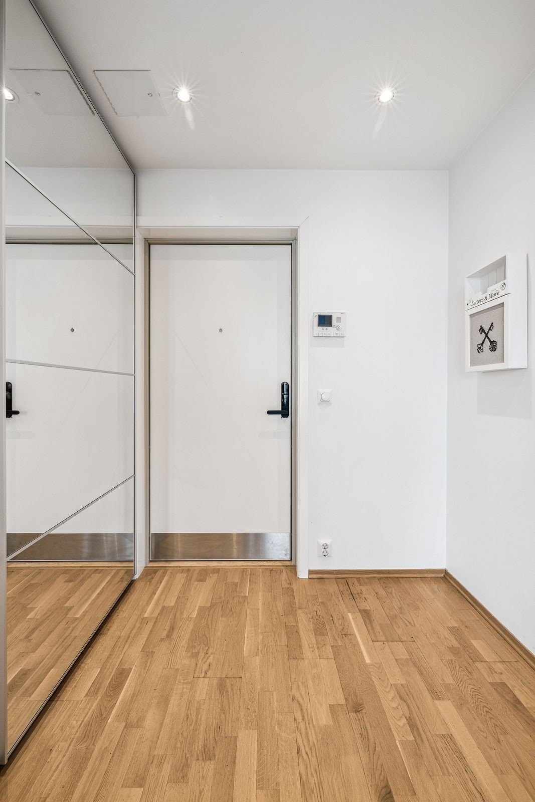 Innbydende entrè med skyvedørsgarderobe. Galleribilde