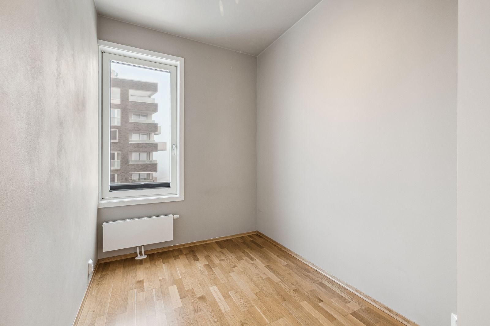 Soverom med skap som medfølger, samt direkte tilgang til en bod med gode oppbevaringsmuligheter. Galleribilde