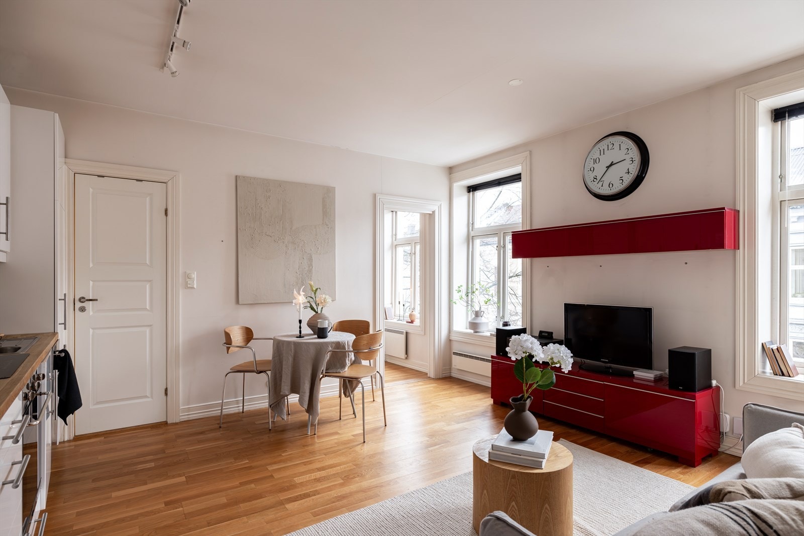 Lys og koselig stue med plass til sofa, spisebord og TV-møblement Galleribilde