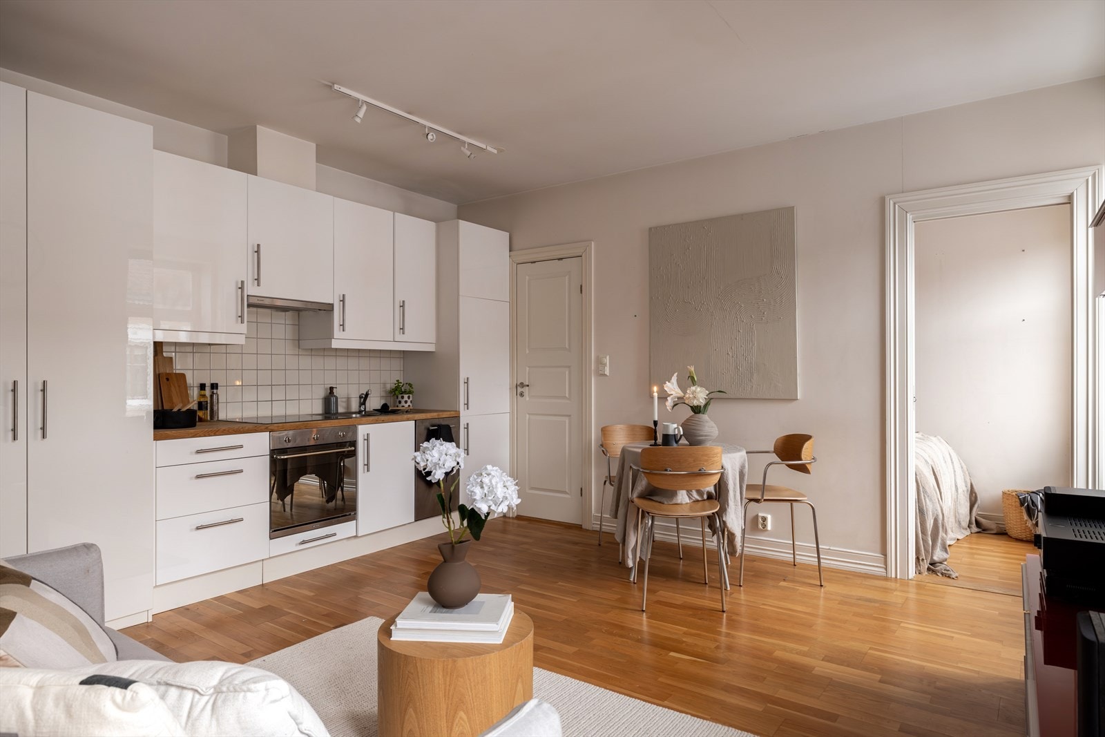 Hyggelig kjøkken med åpen og sosial løsning til stue Galleribilde