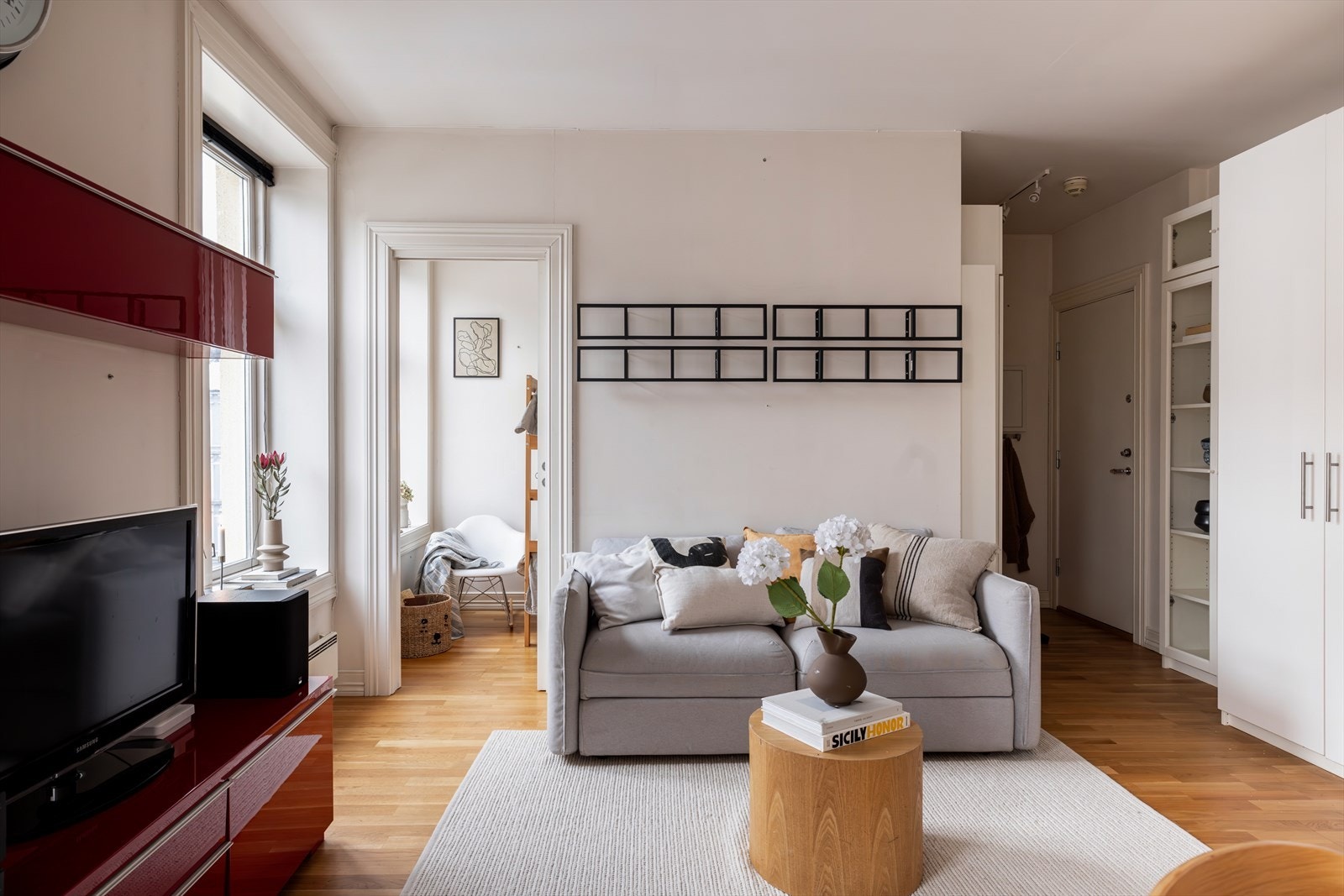 Leiligheten kan skilte med en generøs takhøyde og store vindusflafter som skaper en luftig atmosfære og svært god romfølelse Galleribilde