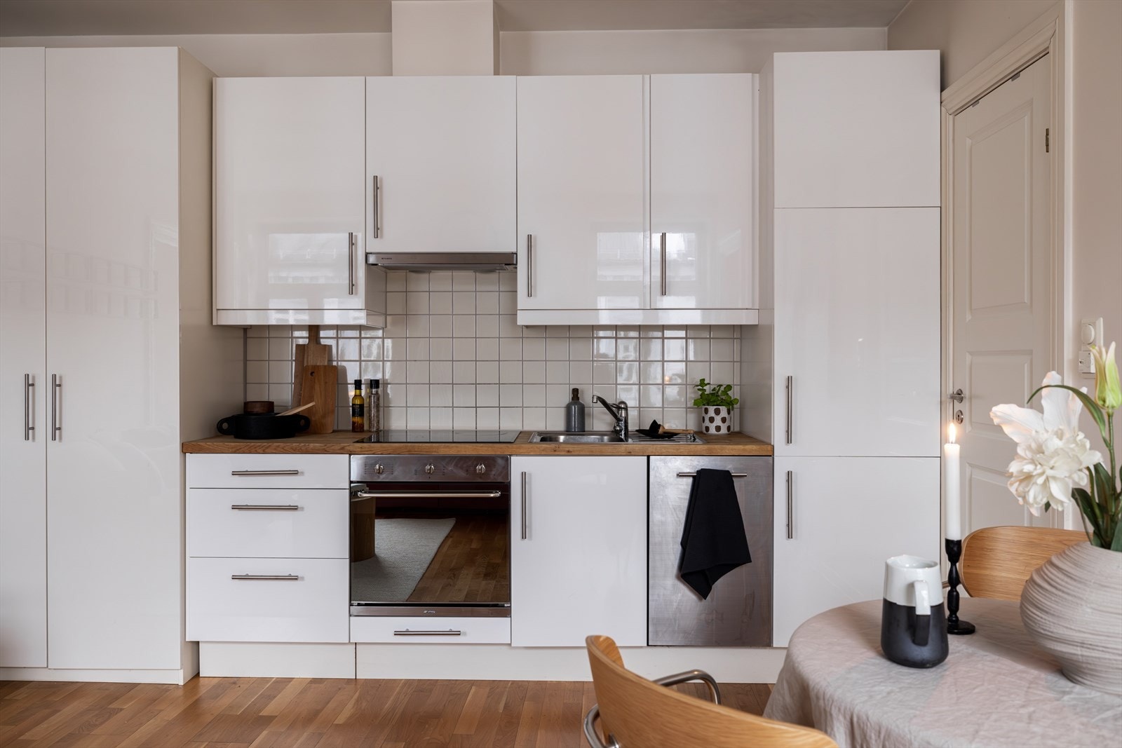 Kjøkkenet er velutstyrt med integrert hvitevarer som stekeovn, oppvaskmaskin, platetopp og kombinert kjøle- og fryseskap. Galleribilde