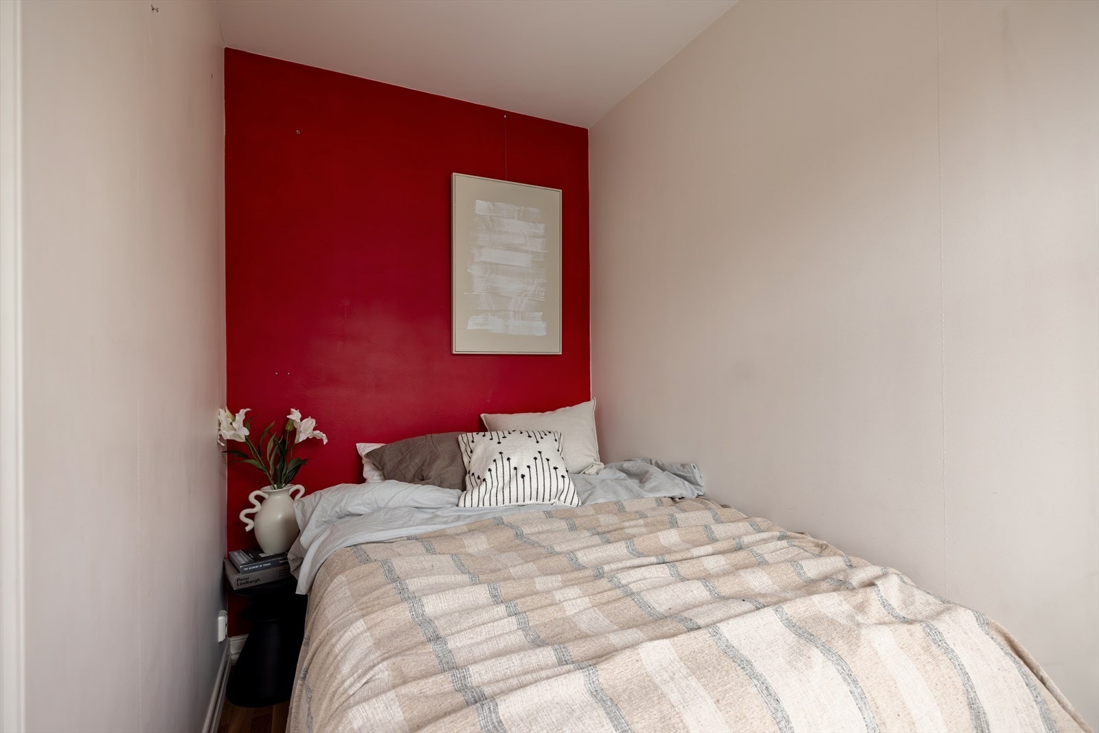 Hele leiligheten vender ut mot en rolig sidegate på Grünerløkka Galleribilde