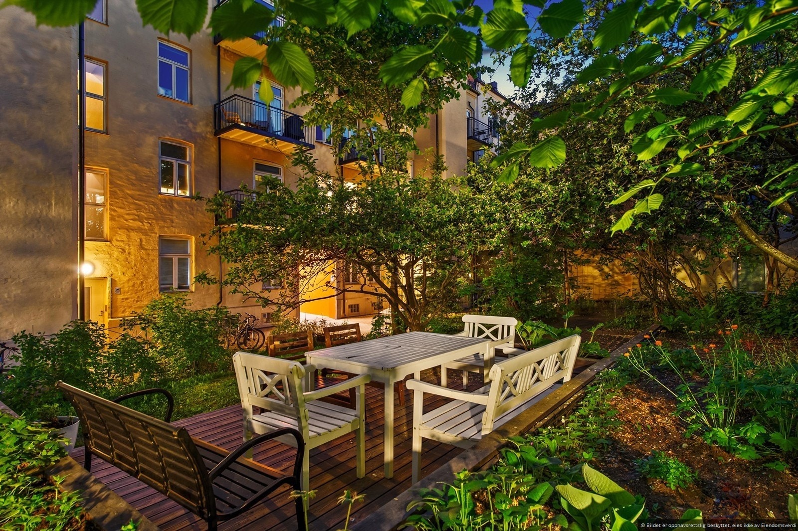 Grønn og hyggelig bakgård til glede for beboerne Galleribilde