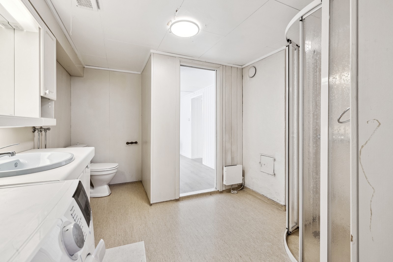 Praktisk bad i underetasjen med gulvbelegg og dusjkabinett. Galleribilde