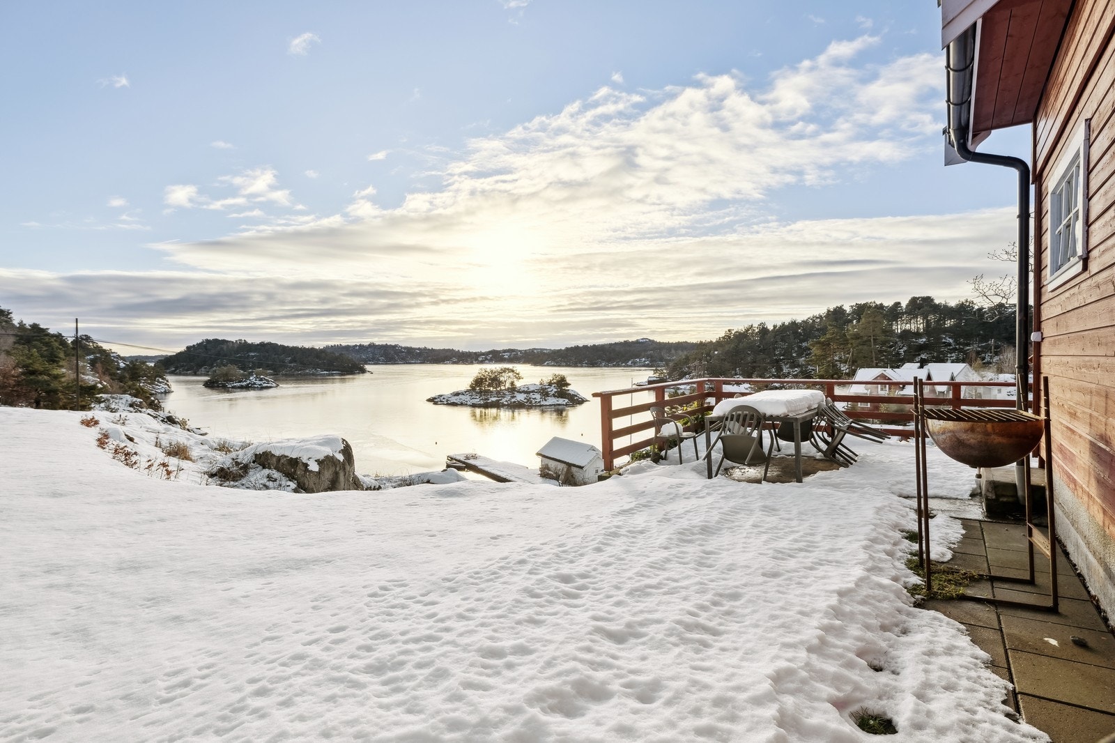 Nydelig utsikt over fjorden. Stort uteområde med hage. Galleribilde