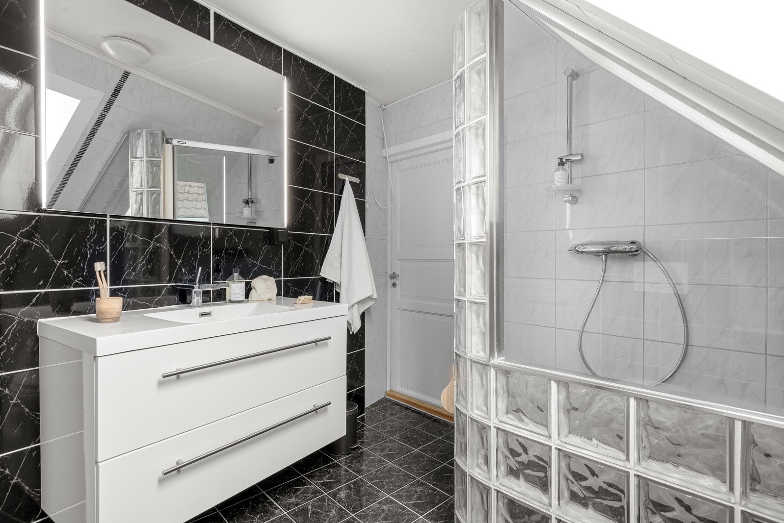 Flotte detaljer med enkel tilkomst til vaskerom fra badet. Galleribilde