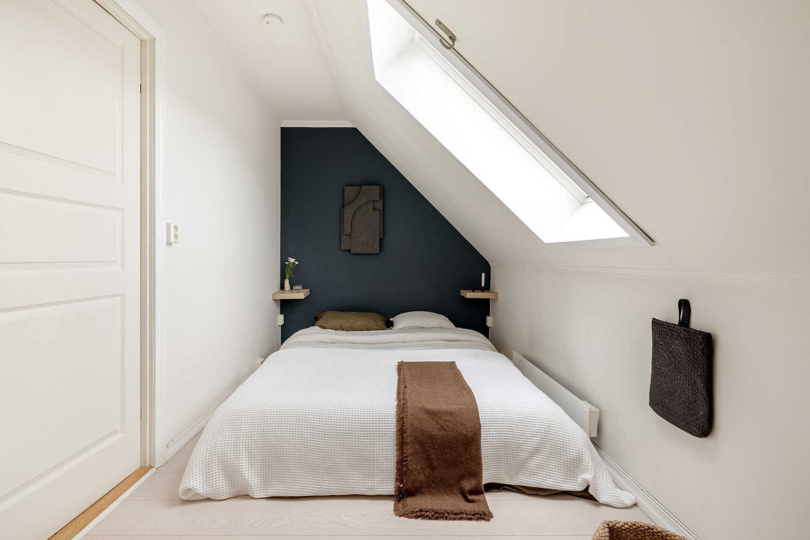 Fra spisestuen er det inngang til leilighetens soverom. Galleribilde