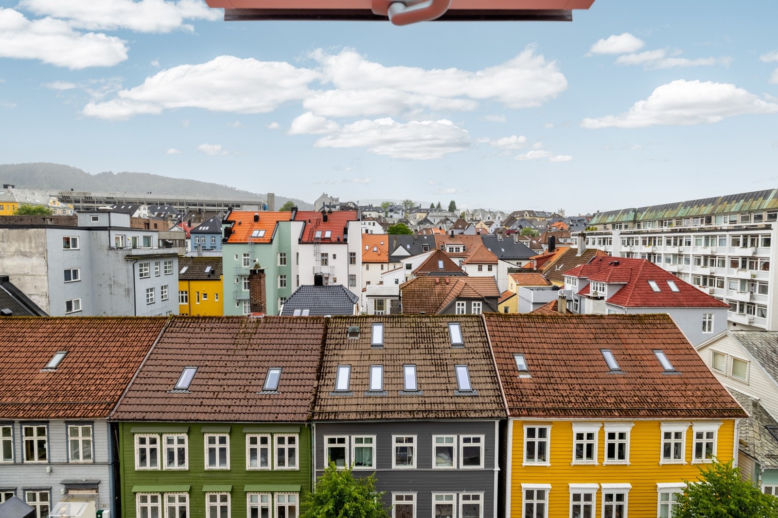 En nydelig og lys toppleilighet med oppgraderinger fra 2018, god planløsning og lekre detaljer. Galleribilde