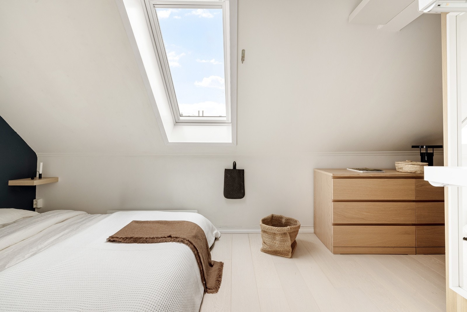 Fra soveromsvinduet har du nydelig utsikt mot bergens bytak. Galleribilde