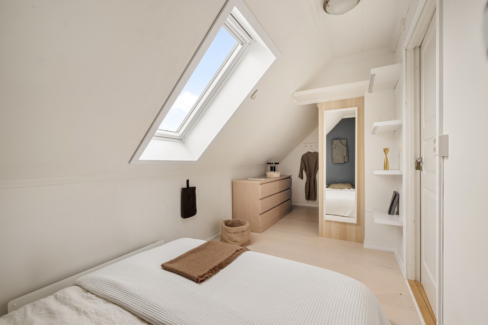 Soverommet har god plass til en stor seng og har velux-vinduer med solskjerming. Galleribilde