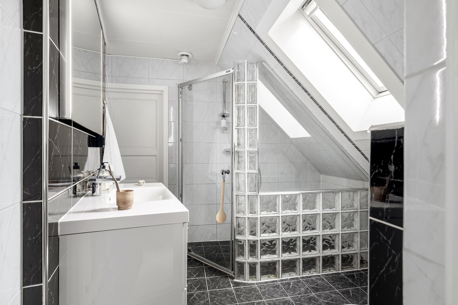 Badet er delikat og hefliset med varmekabler i gulv. Galleribilde