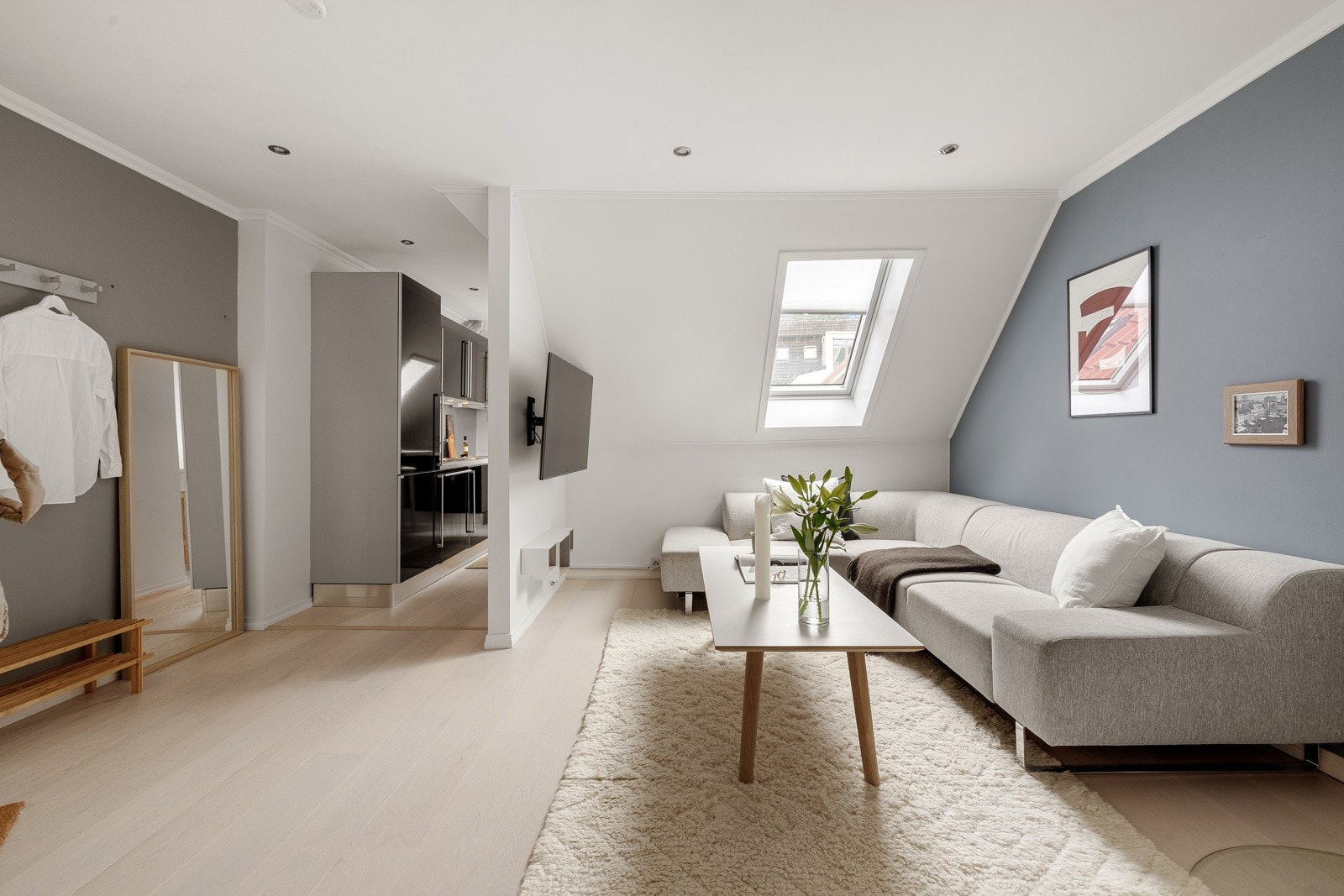 Stuen har en naturlig inndeling med sofasone og spisesone. Flott 1-stavs parkett er gjennomgående i leiligheten. Galleribilde