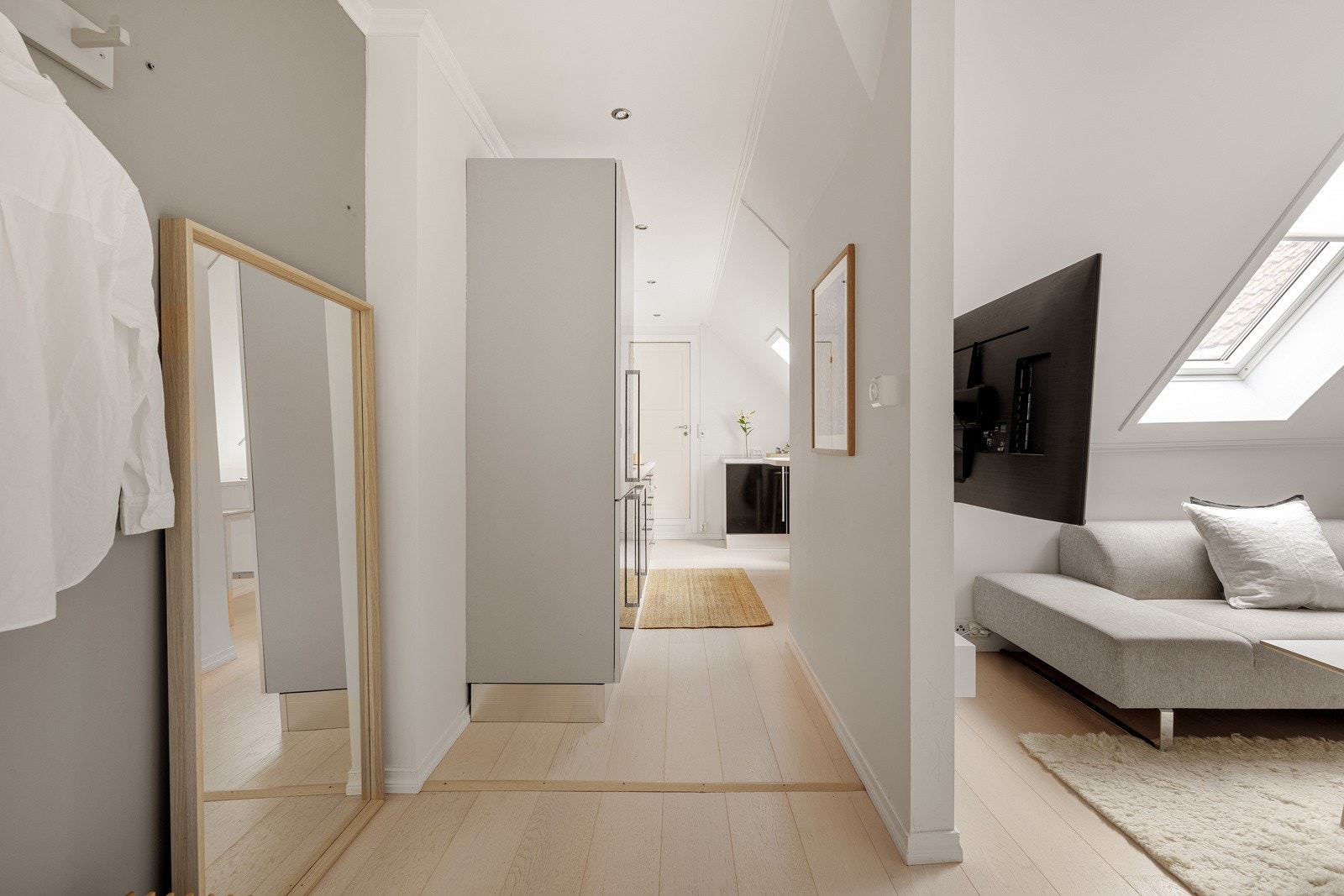 Romslig gang inn mot kjøkkenet. Galleribilde