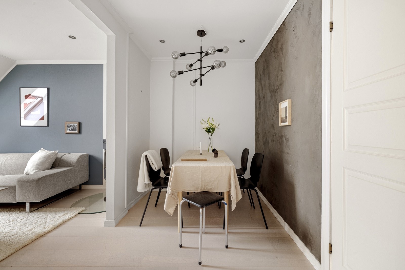 Sonene er malt i lune farger som blir komplimentert av lysinnslippet. Galleribilde