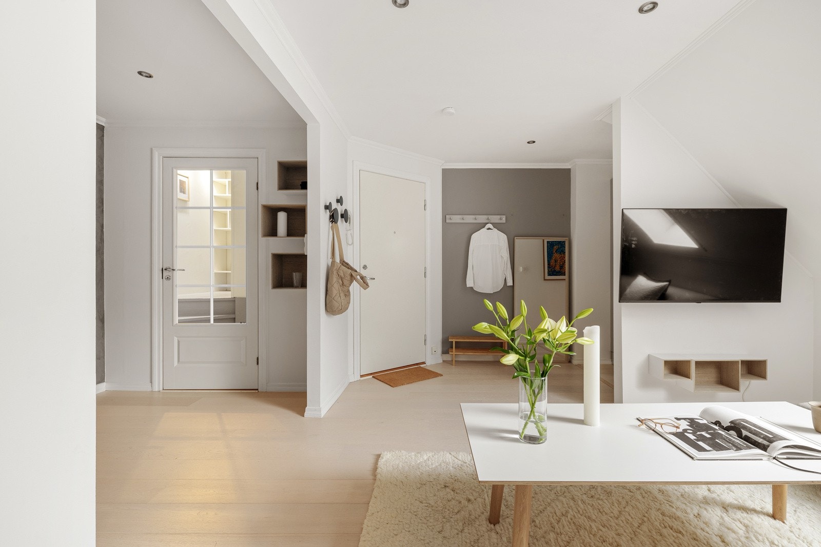 I stuen er det inngang til hems med gulvareal på 18kvm. Galleribilde