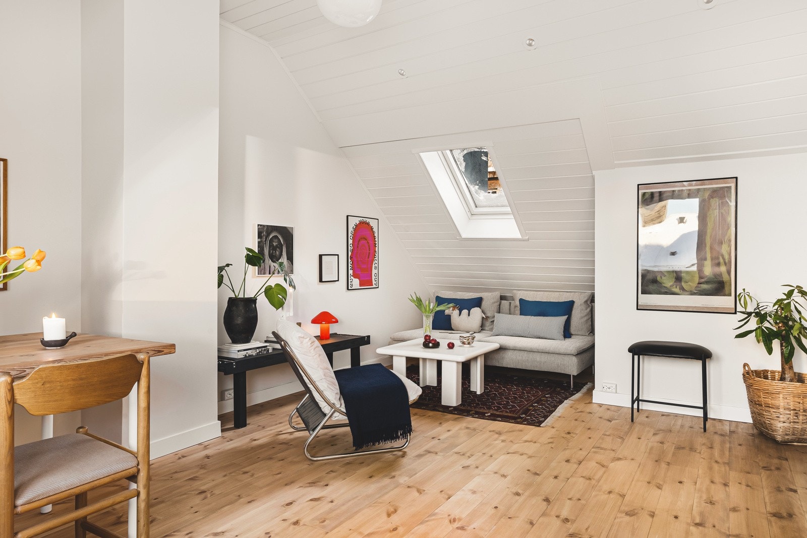 Overflatene er slette og nylig malt i en tidsriktig og lys farge. Galleribilde