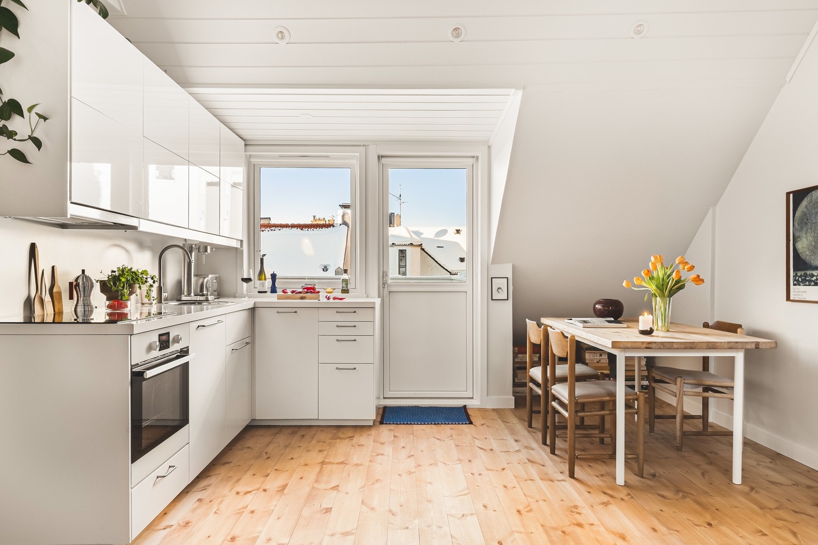 Kjøkkenet fremstår praktisk, moderne og innholdsrikt. . Innredningen er levert av IKEA og består av slette fronter og en slitesterk laminat benkeplate med underlimt vask av stål. Galleribilde