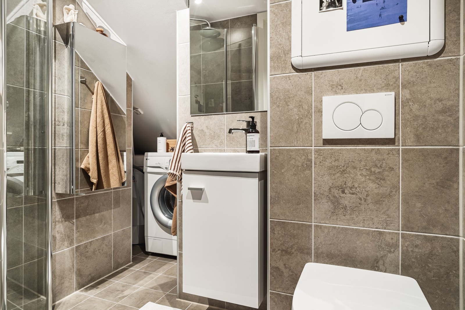 Det flotte badet ble totaloppusset i 2020. Rommet er svært smart innredet og fremstår innholdsrikt og delikat. Galleribilde