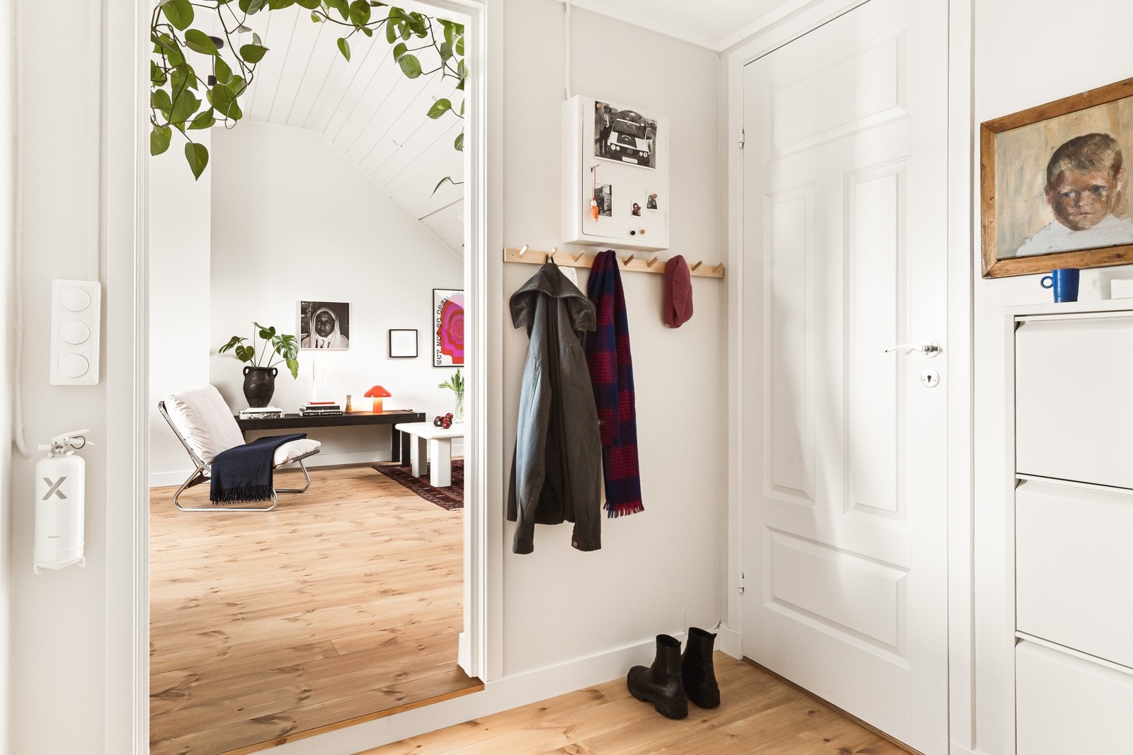 Velkommen inn! Den separate entreen er romslig og gir svært god plass til oppbevaring av yttertøy og sko. Galleribilde