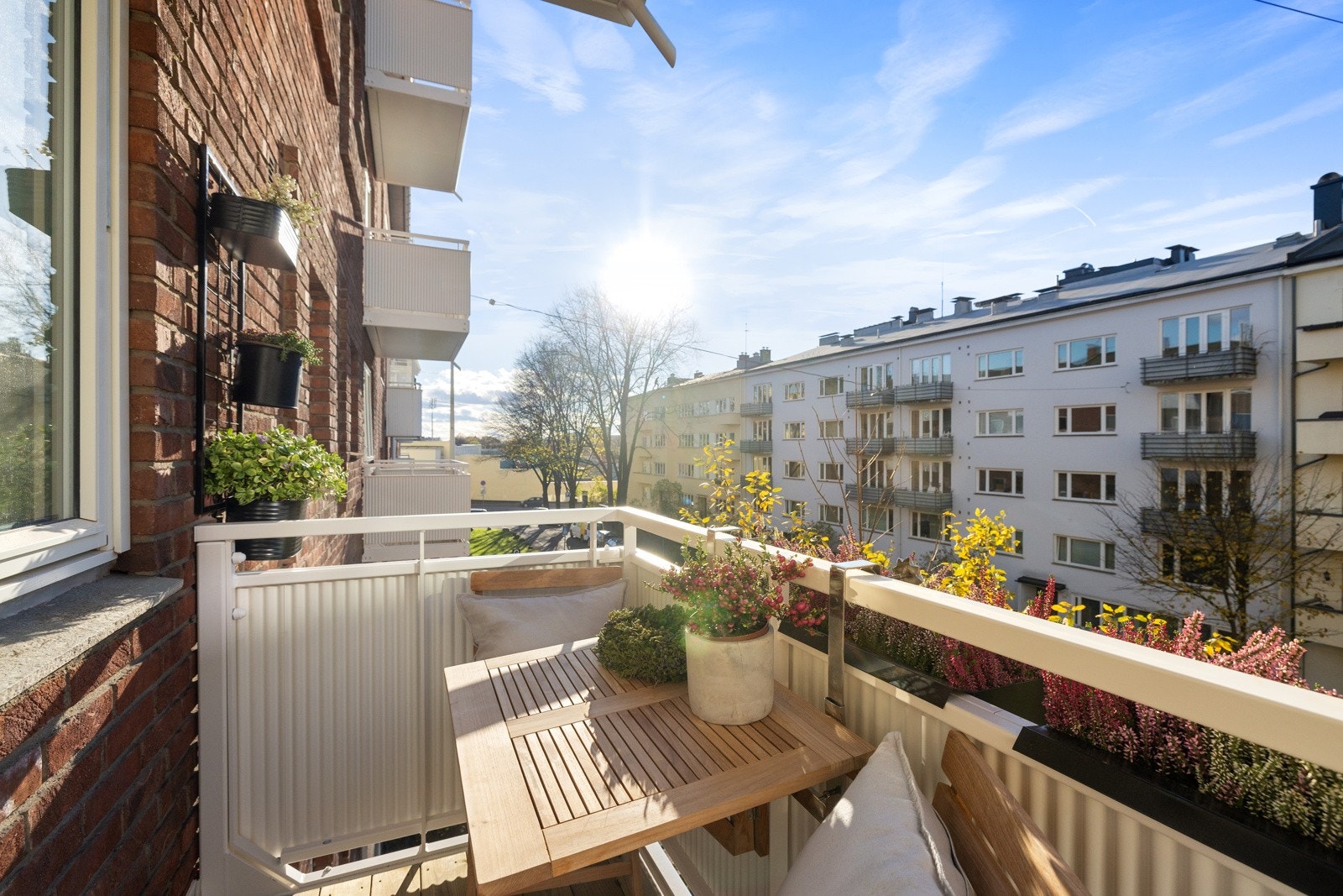Solrik, vestvendt balkong med flott utsyn. Galleribilde