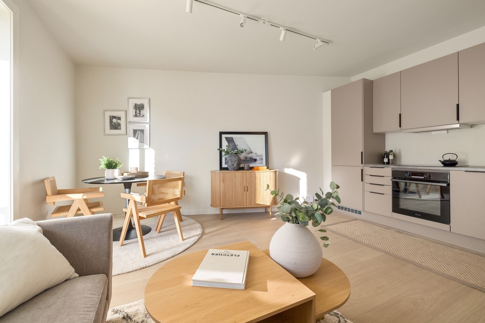 Meget god planløsning med plass til både sofagruppe og spisestue. Galleribilde