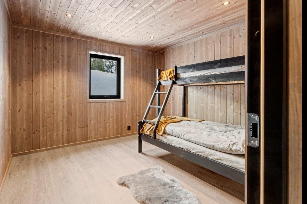 Stort og smakfullt soverom 2 med god plass til familiekøyeseng Galleribilde