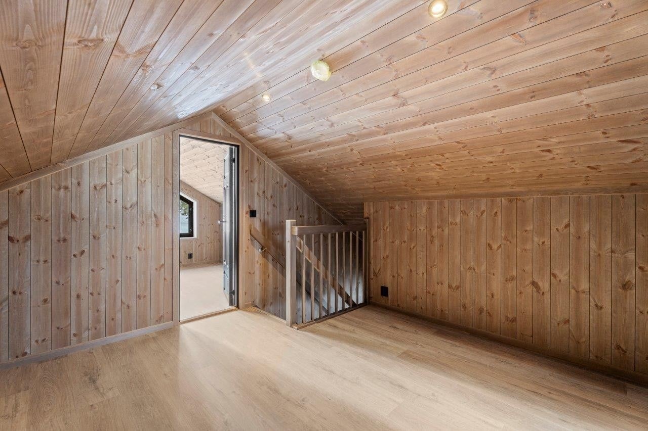 På hemsen finner du en loftsstue/allrom med røstet himling, downlights og ståhøyde. Galleribilde