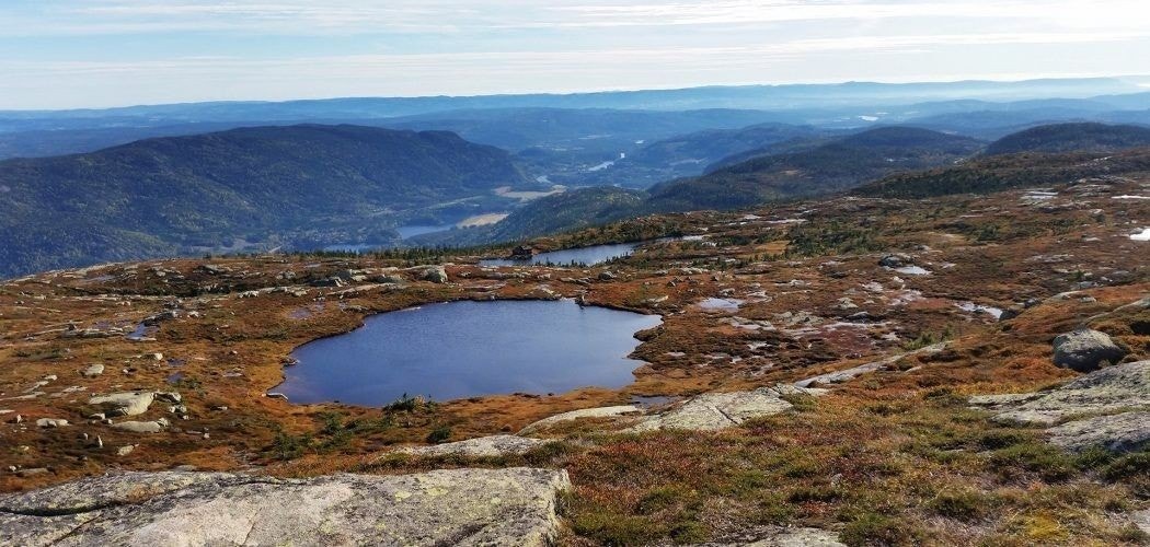 Mange små vann og mye urørt natur, passende både store og små Galleribilde