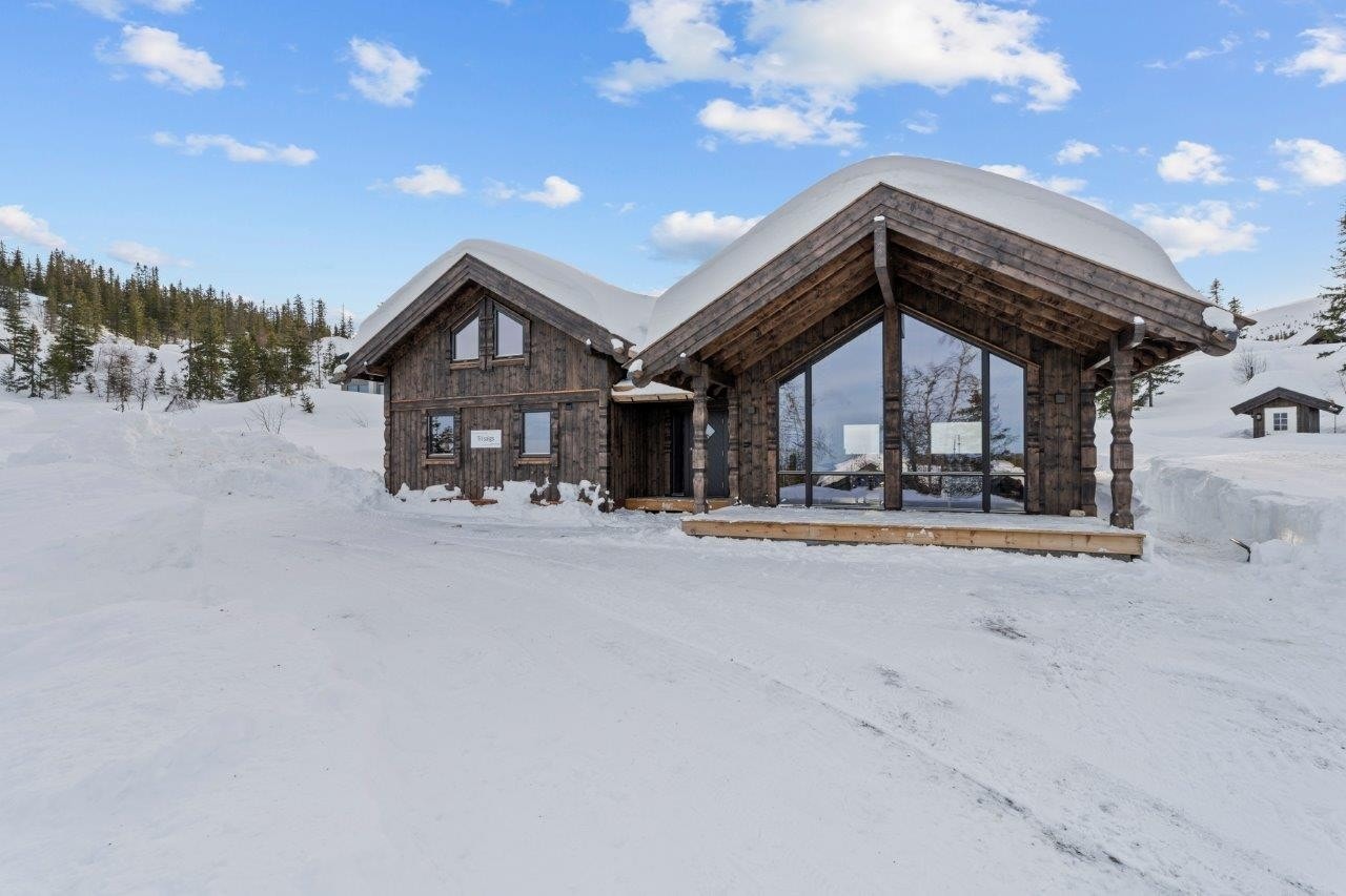 Enkel adkomst og rikelig med parkeringsmuligheter på egen eiendom! Galleribilde