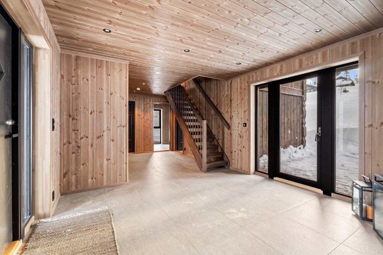 Romslig entré/hall med god plass til garderobeløsning. Downlights og ytterdør med sidespeil på begge sider gir en luftig romfølelse Galleribilde