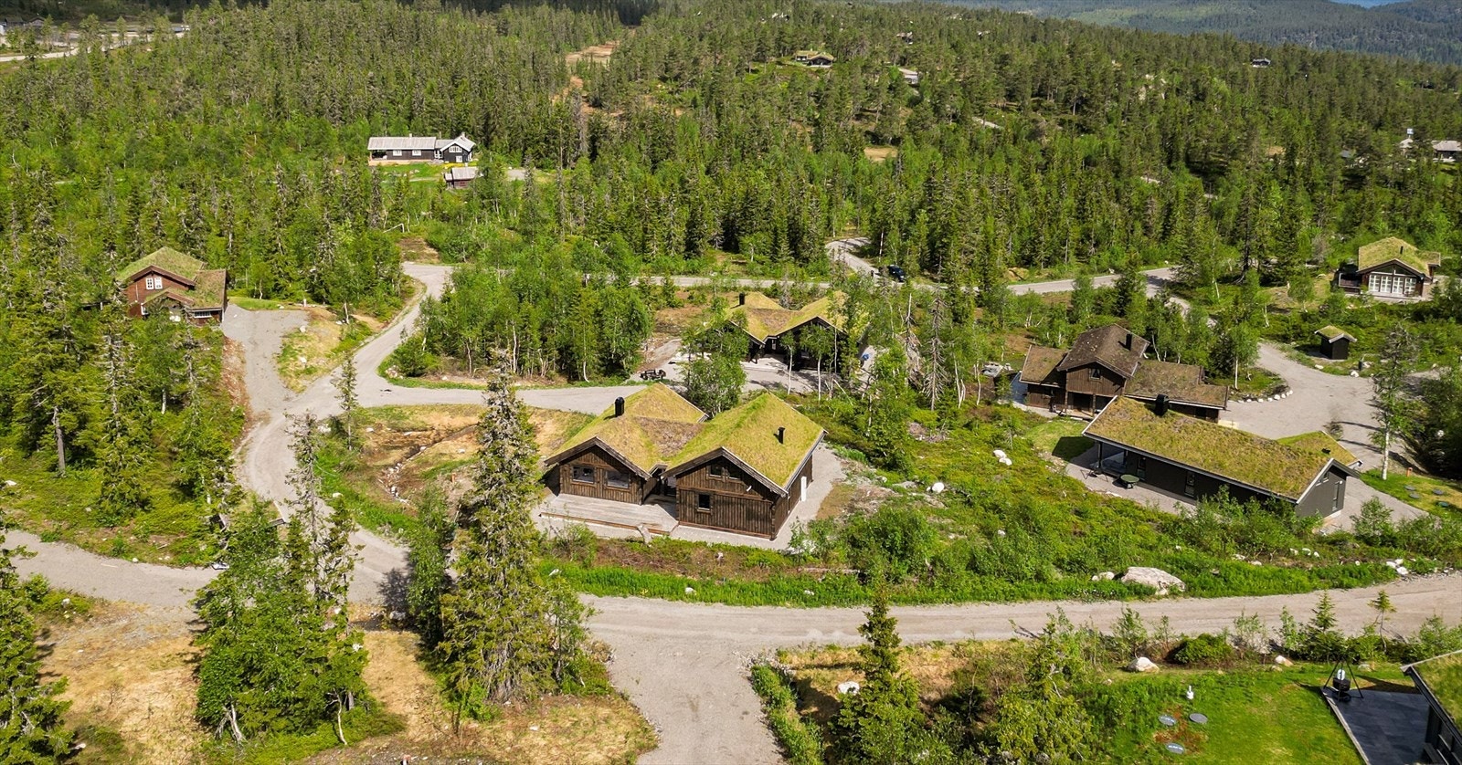 En av hyttas store fordeler er den solrike terrassen mot sør, med utgang fra entreen/hallen. Her kan du nyte lange, solfylte dager og lune kvelder. Terrassen er perfekt for avslapning, grilling og hyggelige stunder med familie og venner Galleribilde