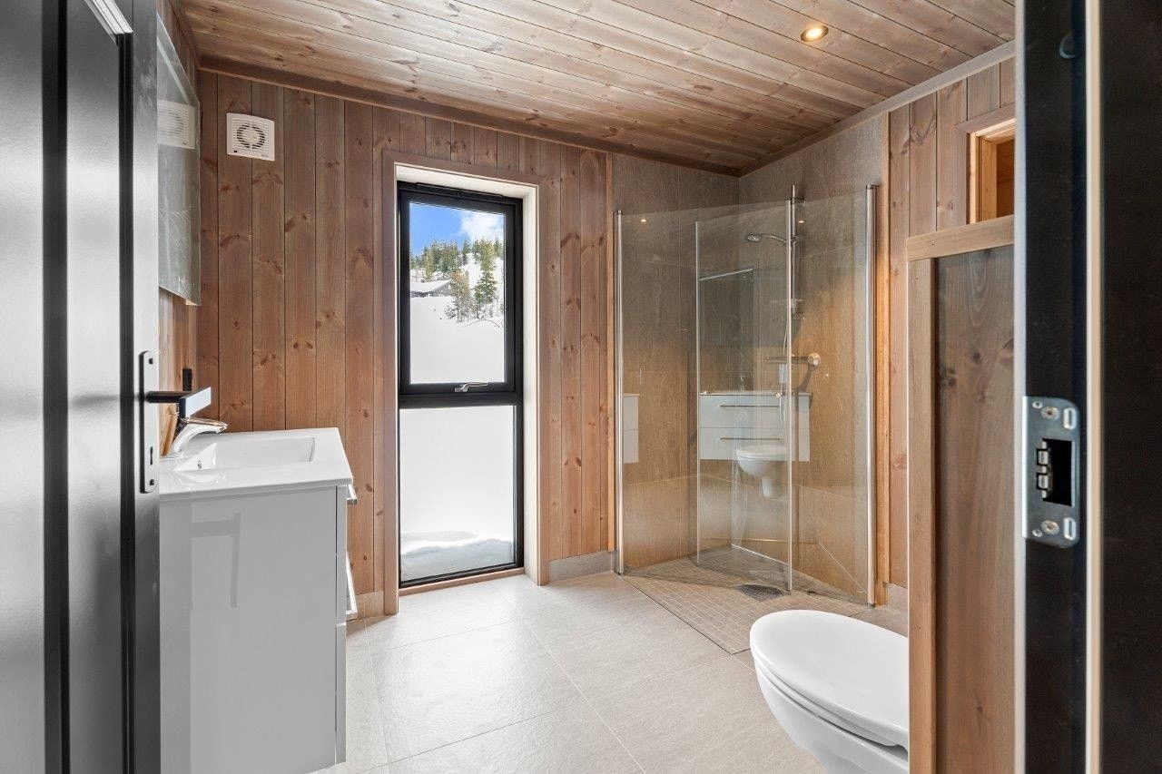 Bad nr. 2 er innredet med dusjhjørne, WC og lys baderomsinnredning... Galleribilde