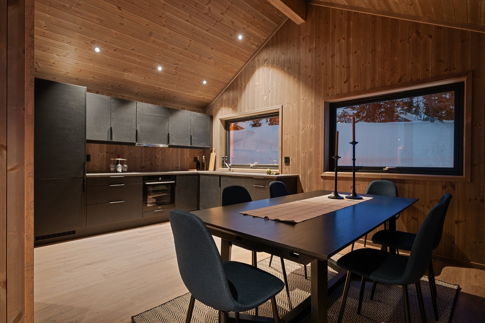 Et vakkert, stilrent kjøkken blir raskt familiens naturlige samlingsplass. Moderne og forseggjort, kjøkkenet er plassert slik at rommet får et lett og luftig preg. God benk- og skuffeplass gir praktisk oppbevaring Galleribilde