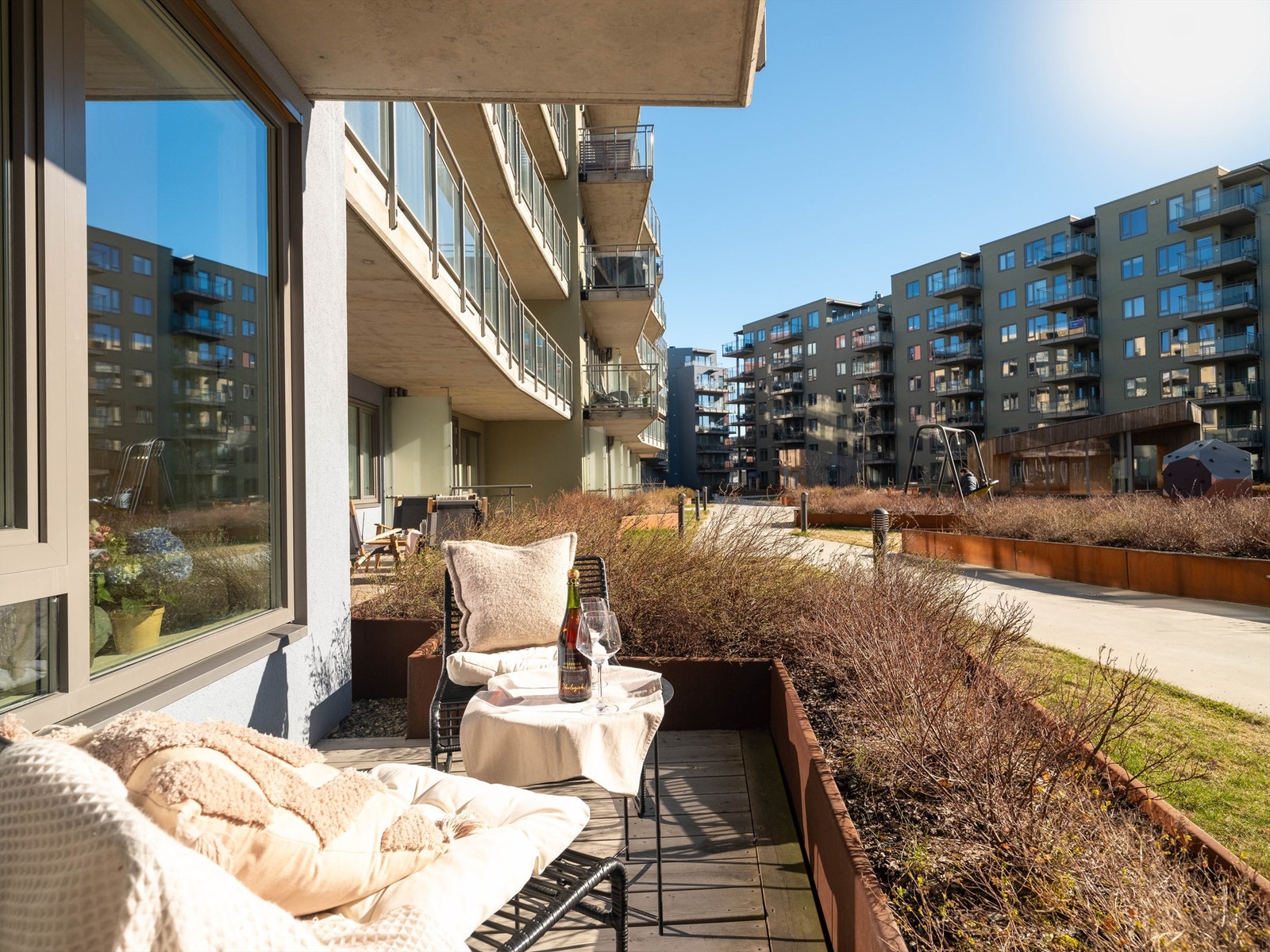 Fra stuen har man direkte utgang til en overbygget markterrasse med god plass til ønsket utemøblement. Galleribilde