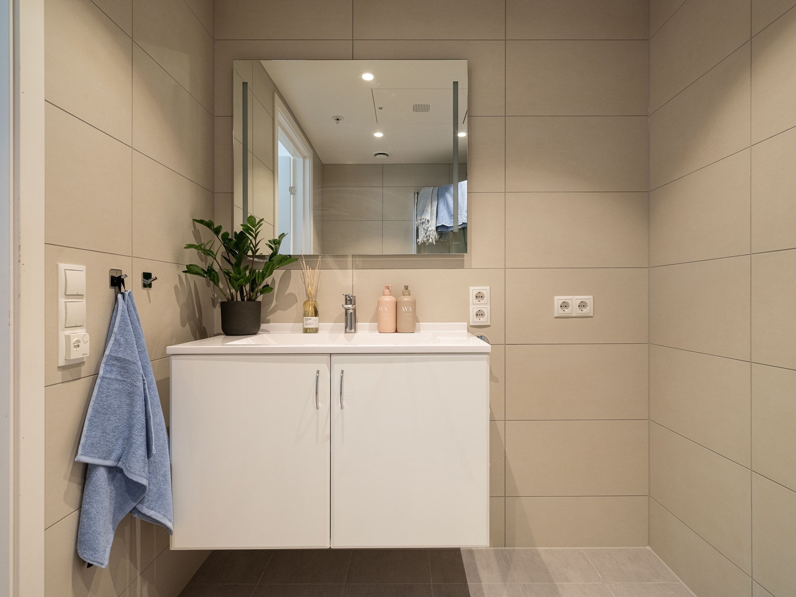 Badet er på 4 kvm med varme i gulv, downlights i himling og opplegg for vaskemaskin. Galleribilde