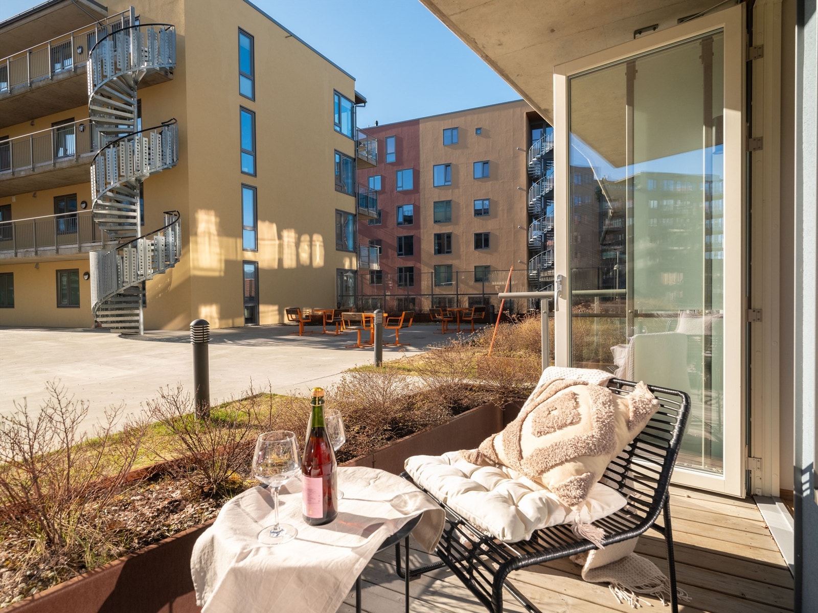 Nyt varme dager på egen markterrasse. Galleribilde