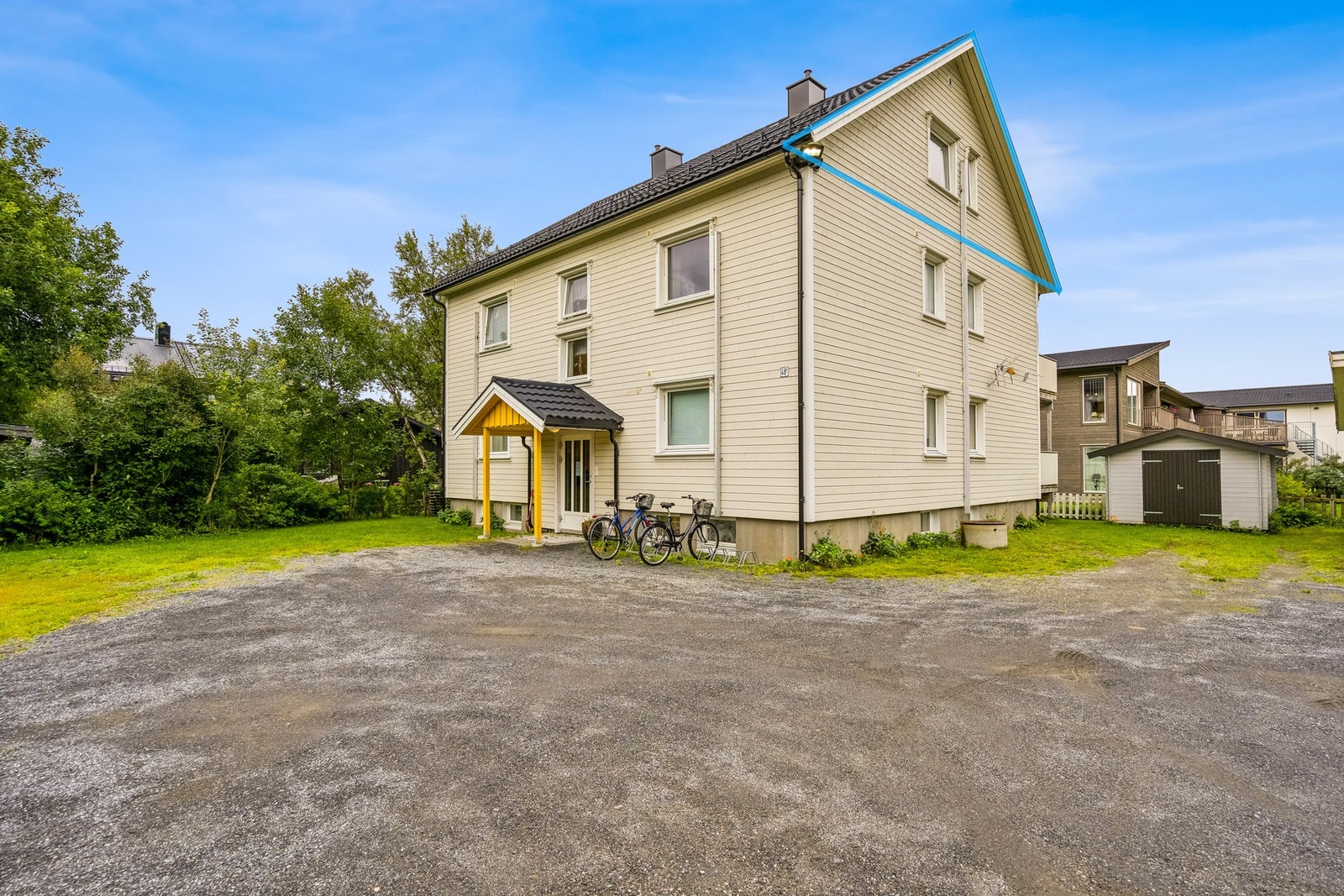 Leiligheten fremstår som innbydende med lyse overflater og godt med belysning. Galleribilde